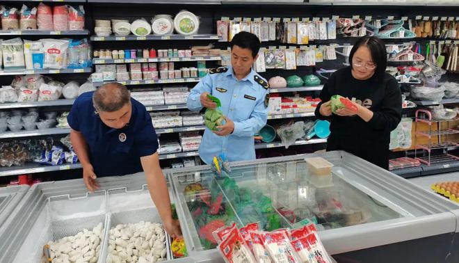 鸡川镇市场监管所开展端午节前食品药品安全检查